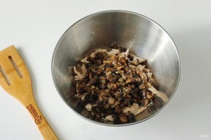 Салат "Каприз" с курицей и грибами