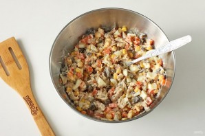 Салат "Каприз" с курицей и грибами