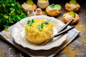 Салат "Мимоза" с кальмарами Салат "Мимоза" с кальмарами