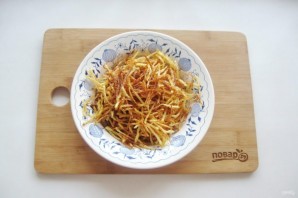 Салат с курицей и картофельной соломкой