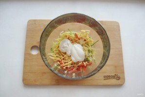 Салат с курицей и картофельной соломкой