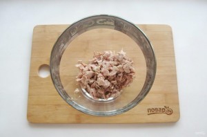 Салат с курицей и картофельной соломкой