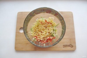 Салат с курицей и картофельной соломкой