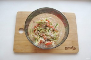 Салат с курицей и картофельной соломкой