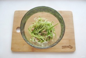 Салат с курицей и картофельной соломкой