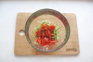 Салат с курицей и картофельной соломкой