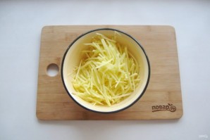 Салат с курицей и картофельной соломкой