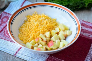 Салат с курицей, яблоками и орехами