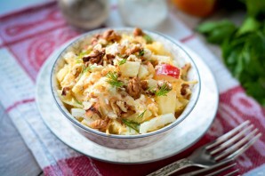 Салат с курицей, яблоками и орехами