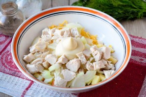 Салат с курицей, яблоками и орехами