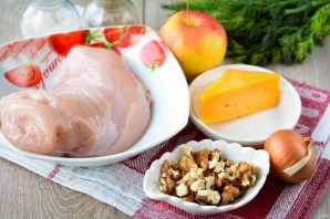 Салат с курицей, яблоками и орехами