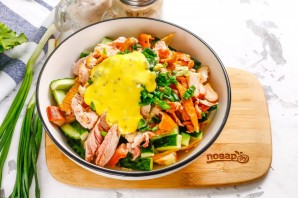 Салат с омлетом и копченой курицей