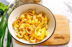 Салат с омлетом и копченой курицей