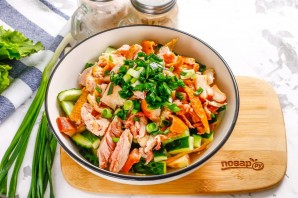 Салат с омлетом и копченой курицей