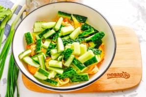 Салат с омлетом и копченой курицей