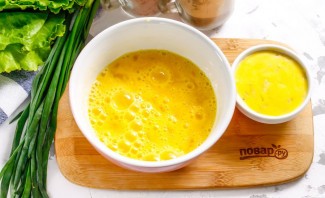 Салат с омлетом и копченой курицей