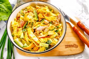 Салат с омлетом и копченой курицей