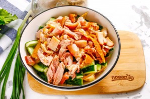 Салат с омлетом и копченой курицей