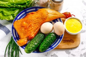 Салат с омлетом и копченой курицей