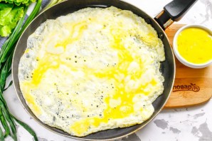 Салат с омлетом и копченой курицей