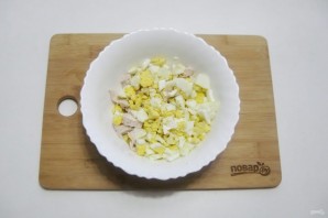 Салат с пекинской капустой, курицей и ананасом