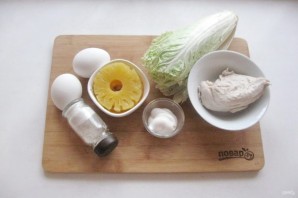 Салат с пекинской капустой, курицей и ананасом