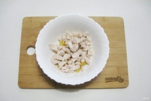 Салат с пекинской капустой, курицей и ананасом