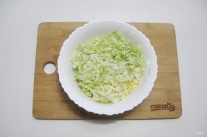 Салат с пекинской капустой, курицей и ананасом