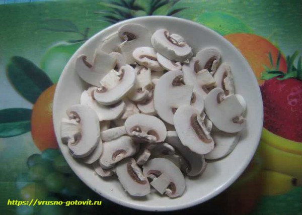 Салат с жареными шампиньонами, кукурузой, яйцом и сыром слоями — очень вкусный рецепт Салат с жареными шампиньонами, кукурузой, яйцом и сыром слоями — очень вкусный рецепт