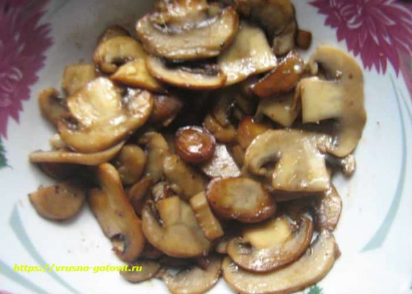 Салат с жареными шампиньонами, кукурузой, яйцом и сыром слоями — очень вкусный рецепт Салат с жареными шампиньонами, кукурузой, яйцом и сыром слоями — очень вкусный рецепт