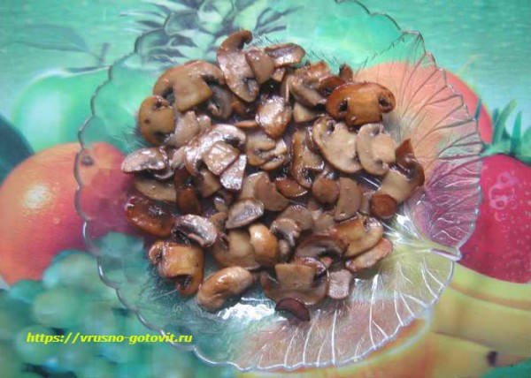 Салат с жареными шампиньонами, кукурузой, яйцом и сыром слоями — очень вкусный рецепт Салат с жареными шампиньонами, кукурузой, яйцом и сыром слоями — очень вкусный рецепт