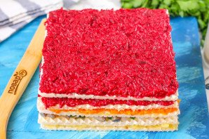 Селедка под шубой на вафельных коржах