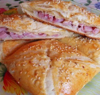 Слоеные конвертики с ветчиной и сыром