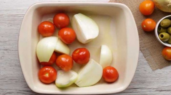 Сочная курица целиком в духовке с хрустящей корочкой