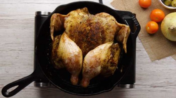 Сочная курица целиком в духовке с хрустящей корочкой