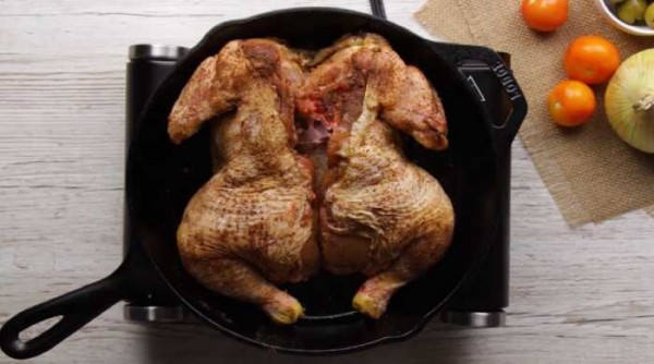 Сочная курица целиком в духовке с хрустящей корочкой