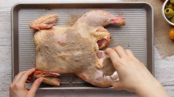 Сочная курица целиком в духовке с хрустящей корочкой