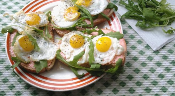 Тосты с икрой мойвы, рукколой и перепелиными яйцами, пошаговый рецепт с фото