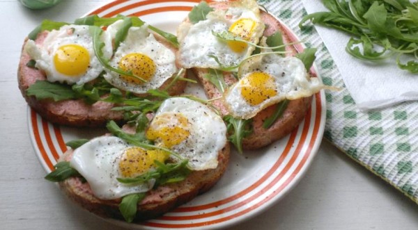 Тосты с икрой мойвы, рукколой и перепелиными яйцами, пошаговый рецепт с фото