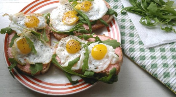 Тосты с икрой мойвы, рукколой и перепелиными яйцами, пошаговый рецепт с фото