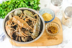 Вареные раки с горчицей