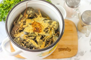 Вареные раки с горчицей