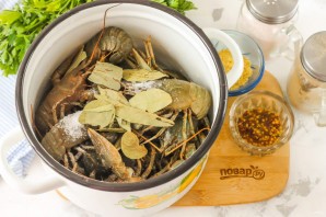 Вареные раки с горчицей