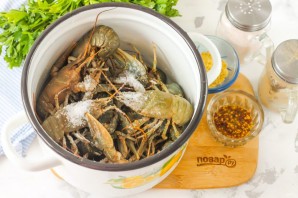 Вареные раки с горчицей