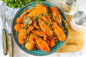 Вареные раки с горчицей