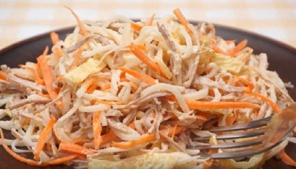 Вкусный салат Загадка для гостей, просто объедение — попробуйте и удивите своих гостей Вкусный салат Загадка для гостей, просто объедение — попробуйте и удивите своих гостей