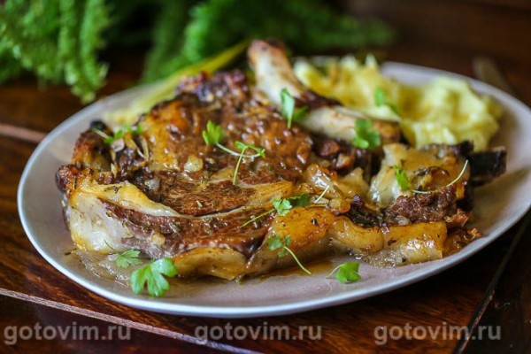 Говядина в фольге, запеченная в духовке