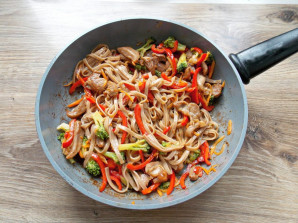 Гречневая лапша с индейкой и овощами