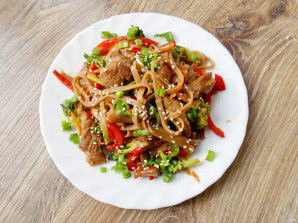 Гречневая лапша с индейкой и овощами