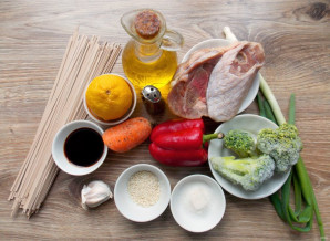 Гречневая лапша с индейкой и овощами